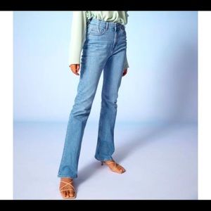 High waist denim jeans.